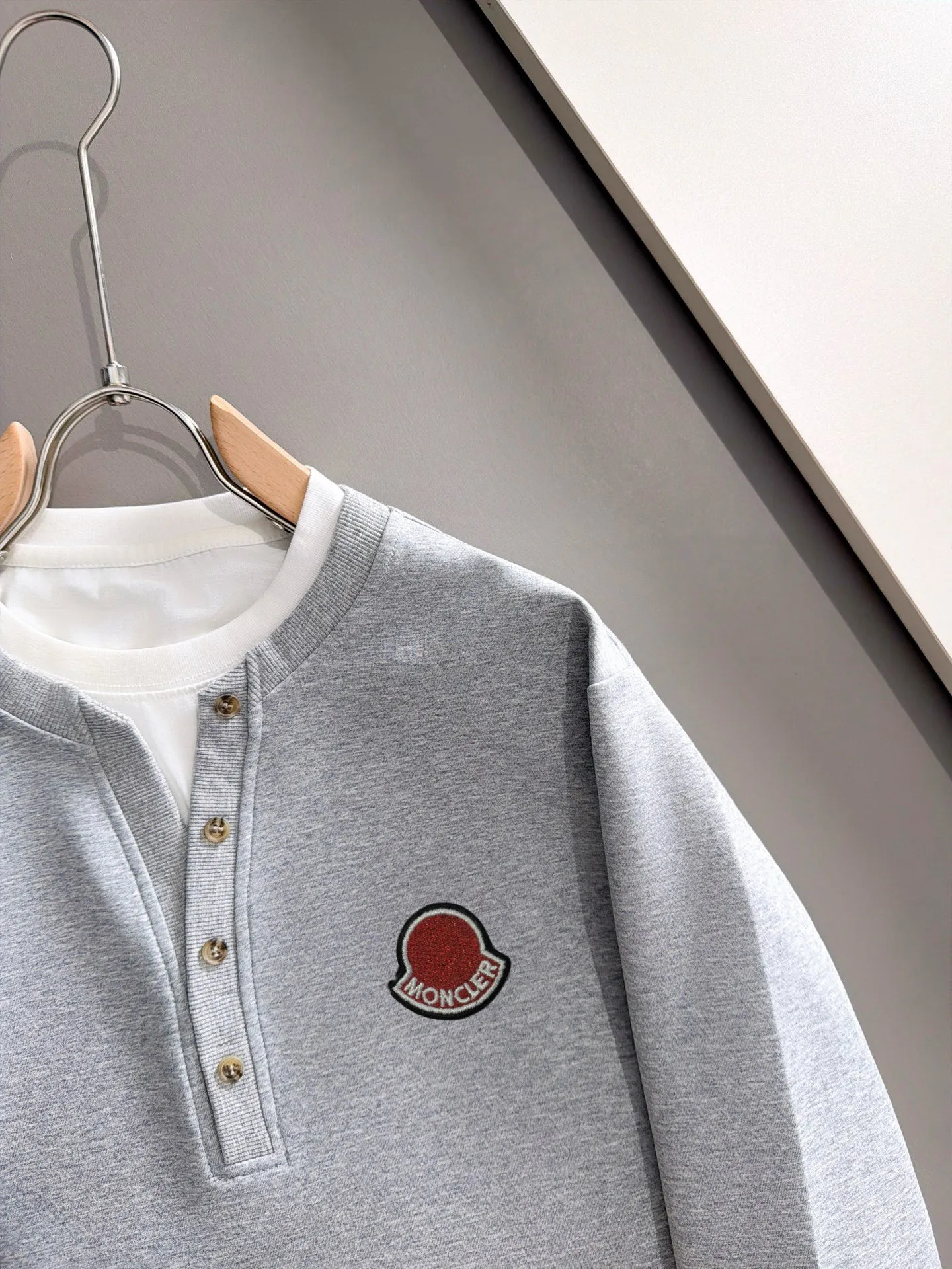 Mengkou 2026 long-sleeved lapel sweatshirt for men and women Same Style. Many stars have the same style, the top Original version. Feel free to compare🆚The fabric is custom-dyed and lightly sprayed and distressed. The fabric, material, and details are consistent with the original version. Special cotton and linen fabrics are selected. The fabric cost is extremely expensive. It is twice as expensive as pure cotton materials. We will do better at all costs. Three standards are complete. The comparison between non-market products and my fabrics is very different. Only the top version is made! Size: M-4XL